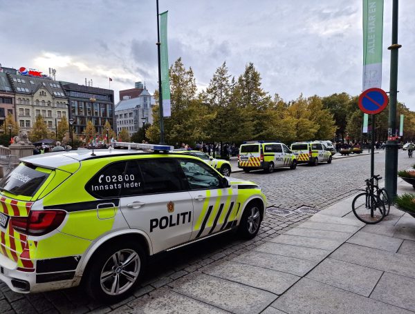 Politi og politibiler utenfor stortinget i Oslo
