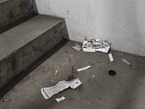 Narkotika sprøyte og brukerutstyr i et kaldt trappeløp i et parkeringshus oslo